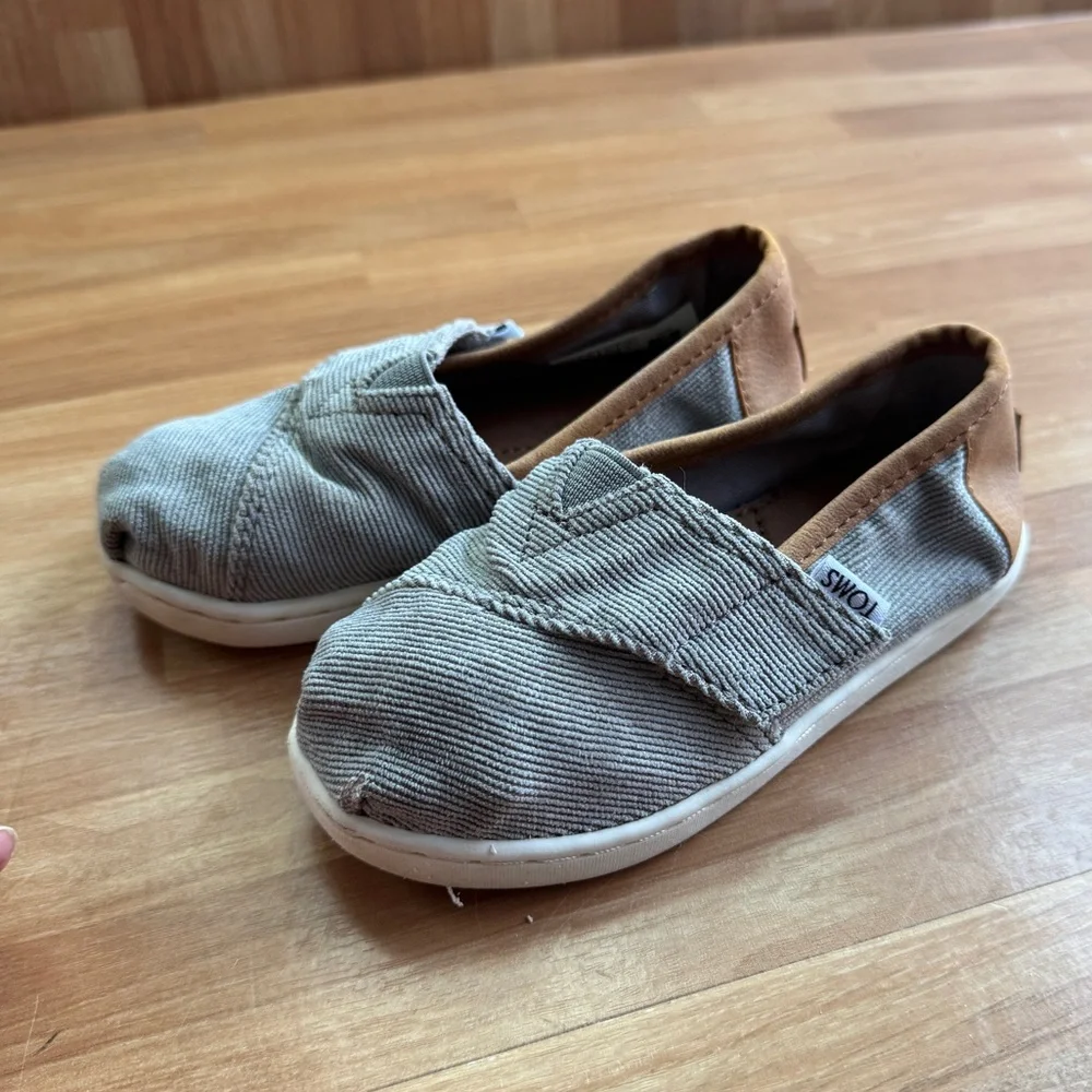 Toms slip on shoes size 8